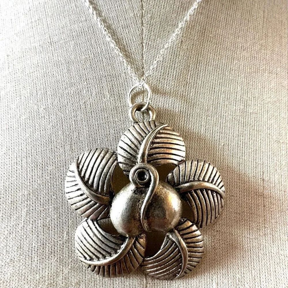 Silver tone flower pendant necklace